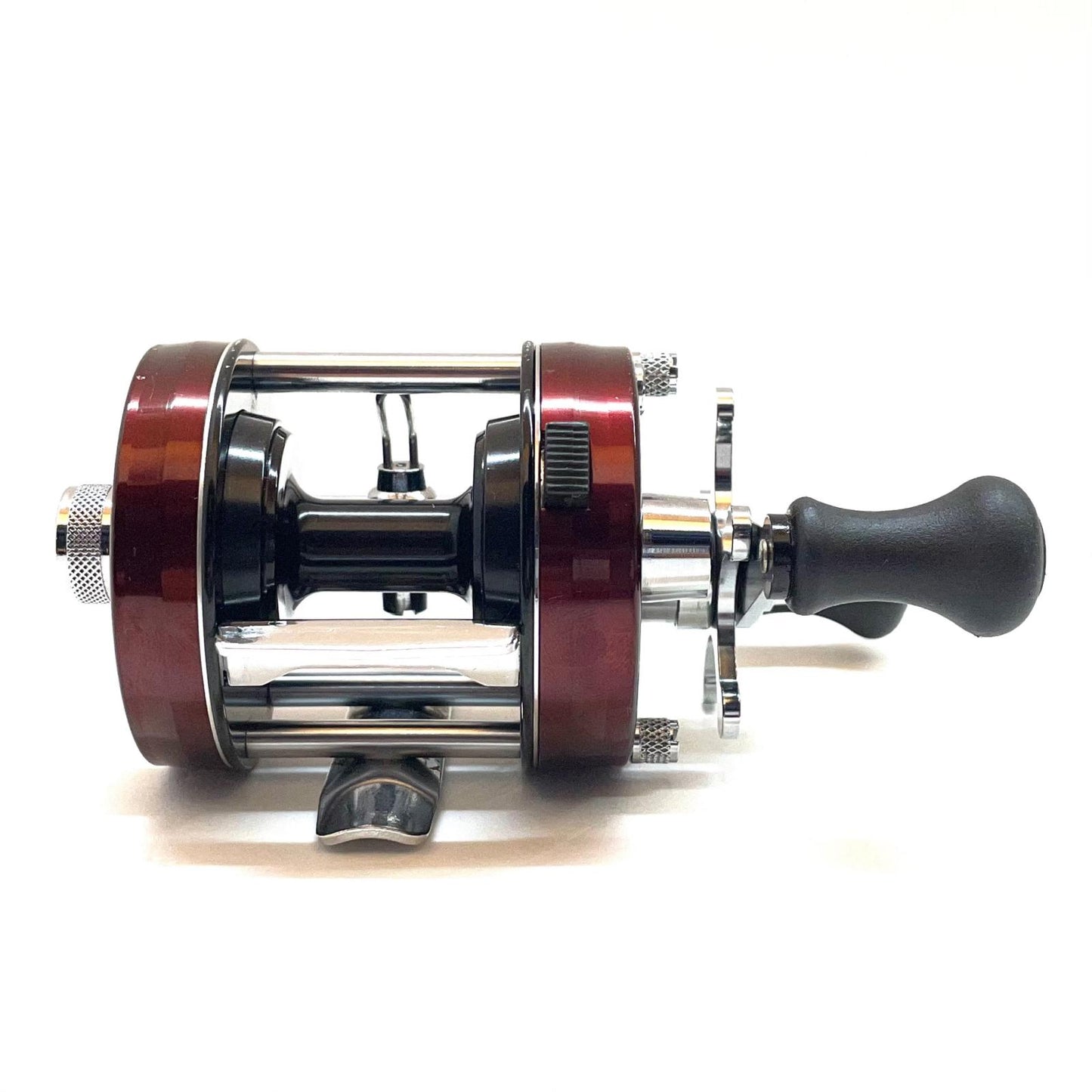 【フィッシング/釣り/釣具/リール】 【ベイトリール/右ハンドル】AbuGarcia | アブガルシア アンバサダー 2500C　バーガンディ【尾張小牧店】