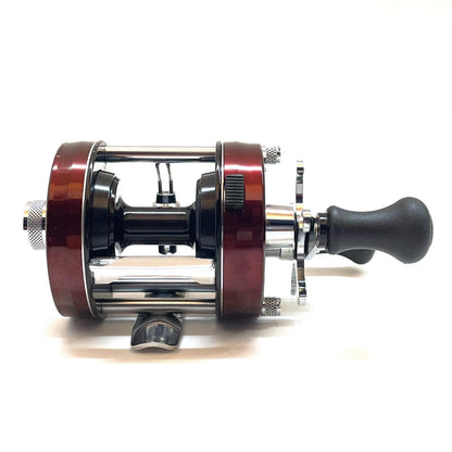 【フィッシング/釣り/釣具/リール】 【ベイトリール/右ハンドル】AbuGarcia | アブガルシア アンバサダー 2500C　バーガンディ【尾張小牧店】
