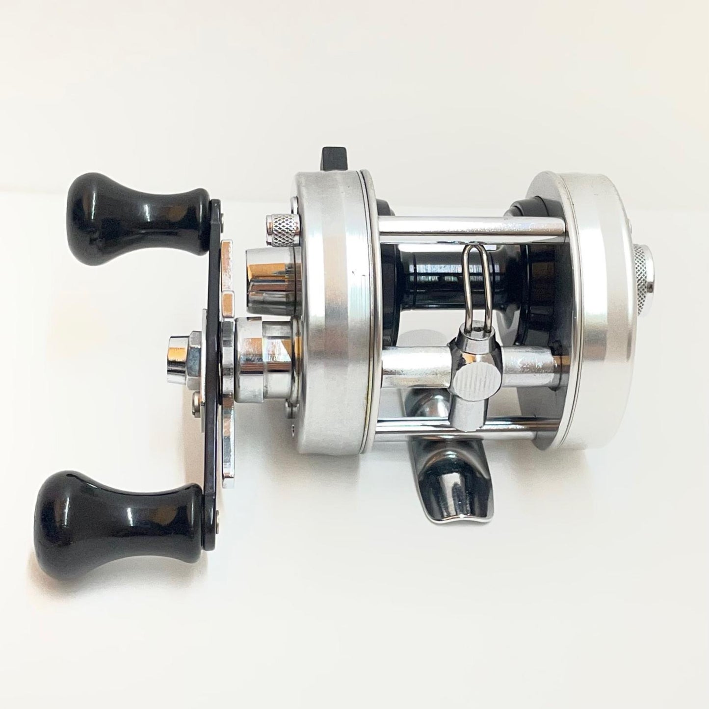 【フィッシング/釣り/釣具/リール】 【ベイトリール/右ハンドル】AbuGarcia | アブガルシア 　※付属品なし　アンバサダー　2500C【尾張小牧店】