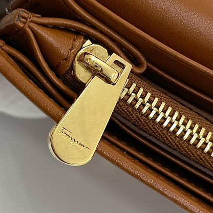 【中古】Salvatore Ferragamo | サルヴァトーレフェラガモ スタッズガンチーニ 二つ折り 長財布 ブラウン【尾張小牧店】