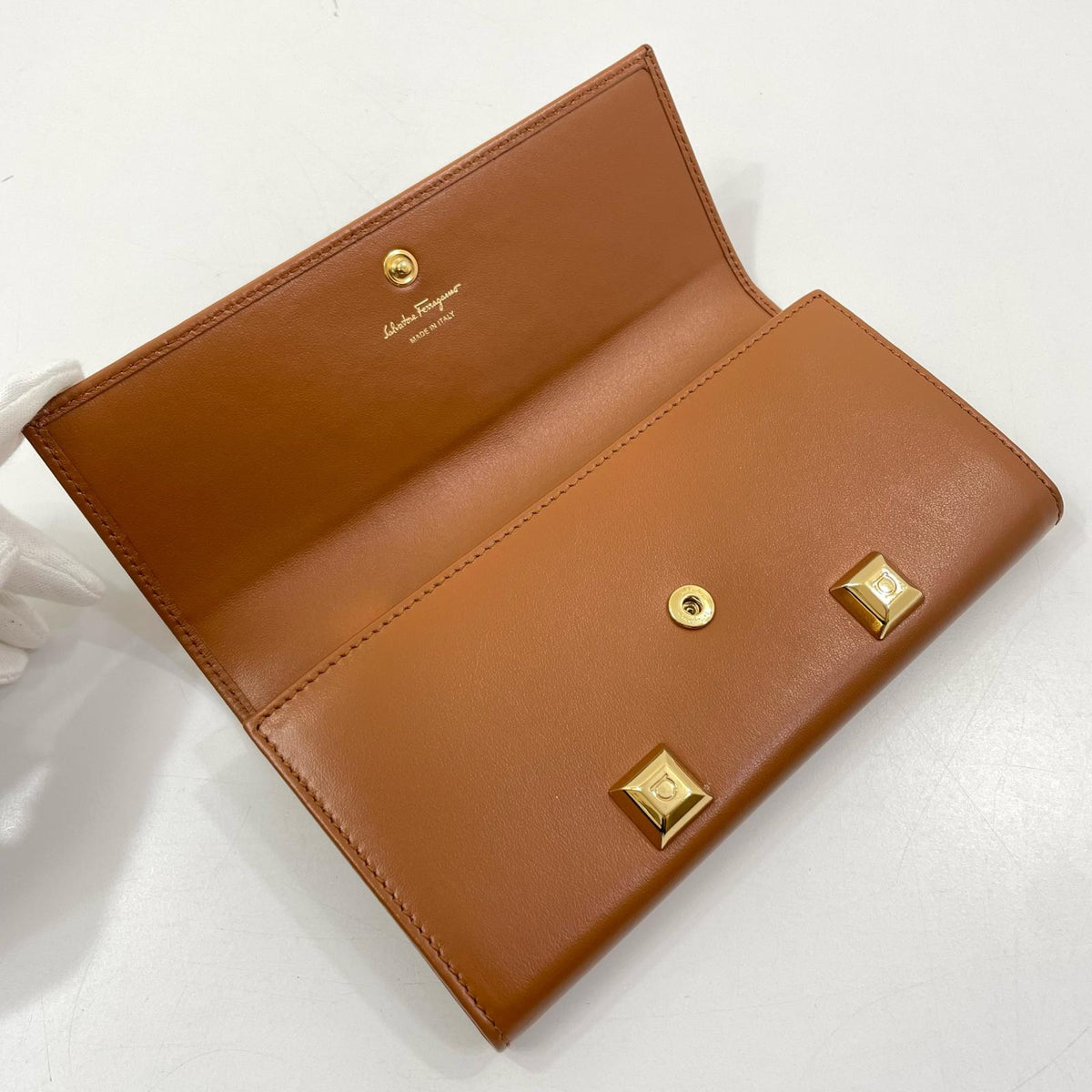 【中古】Salvatore Ferragamo | サルヴァトーレフェラガモ スタッズガンチーニ 二つ折り 長財布 ブラウン【尾張小牧店】