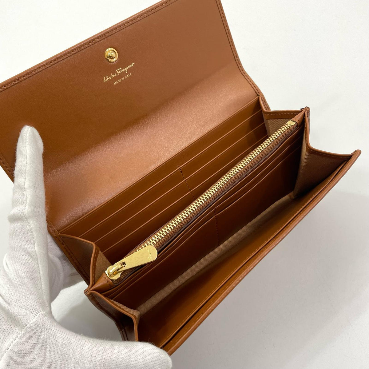 【中古】Salvatore Ferragamo | サルヴァトーレフェラガモ スタッズガンチーニ 二つ折り 長財布 ブラウン【尾張小牧店】
