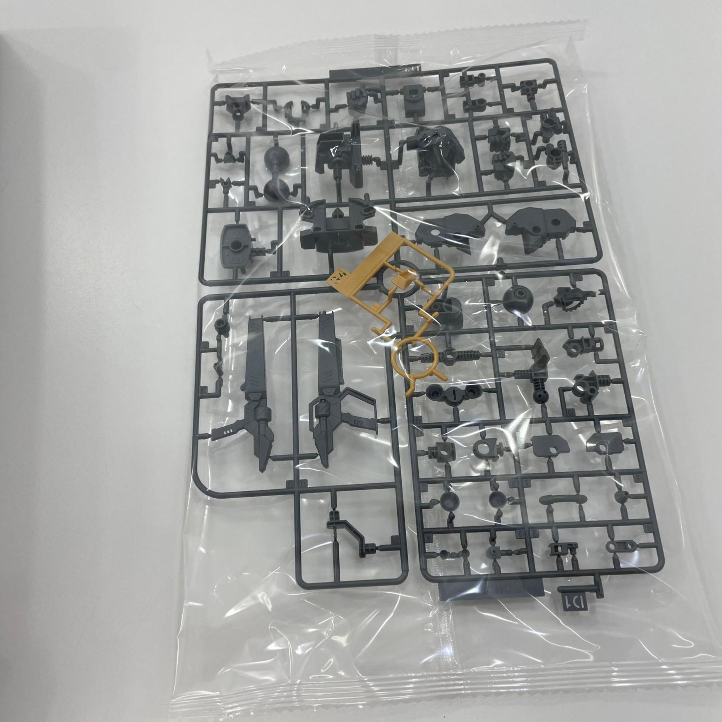 1/144HGMe02RメッサーF02型(指揮官機)「機動戦士ガンダム 閃光のハサウェイ」 プレミアムバンダイ限定【尾張小牧店】
