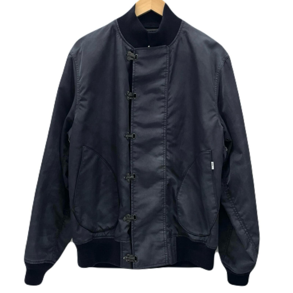 【中古】JUNYA WATANABE×New Manual | ジュンヤワタナベ×ニューマニュアル　26SS New Manual Deck Hook Jacket　ナイロンツイル 転写プリント ブルゾン WQ-J905-100 ネイビー サイズ：M【尾張小牧店】
