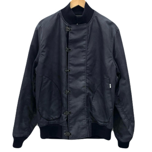 【中古】JUNYA WATANABE×New Manual | ジュンヤワタナベ×ニューマニュアル　26SS New Manual Deck Hook Jacket　ナイロンツイル 転写プリント ブルゾン WQ-J905-100 ネイビー サイズ：M【尾張小牧店】