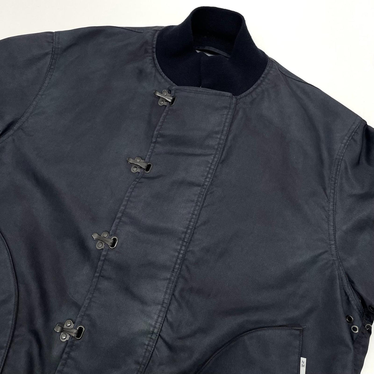 【中古】JUNYA WATANABE×New Manual | ジュンヤワタナベ×ニューマニュアル　26SS New Manual Deck Hook Jacket　ナイロンツイル 転写プリント ブルゾン WQ-J905-100 ネイビー サイズ：M【尾張小牧店】