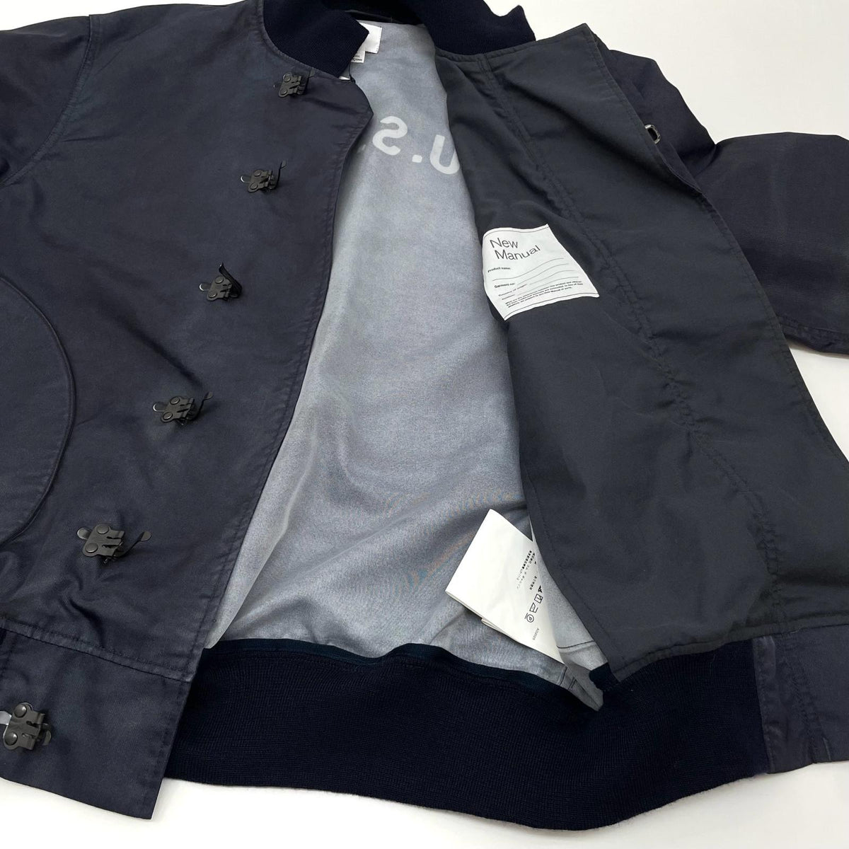 【中古】JUNYA WATANABE×New Manual | ジュンヤワタナベ×ニューマニュアル　26SS New Manual Deck Hook Jacket　ナイロンツイル 転写プリント ブルゾン WQ-J905-100 ネイビー サイズ：M【尾張小牧店】