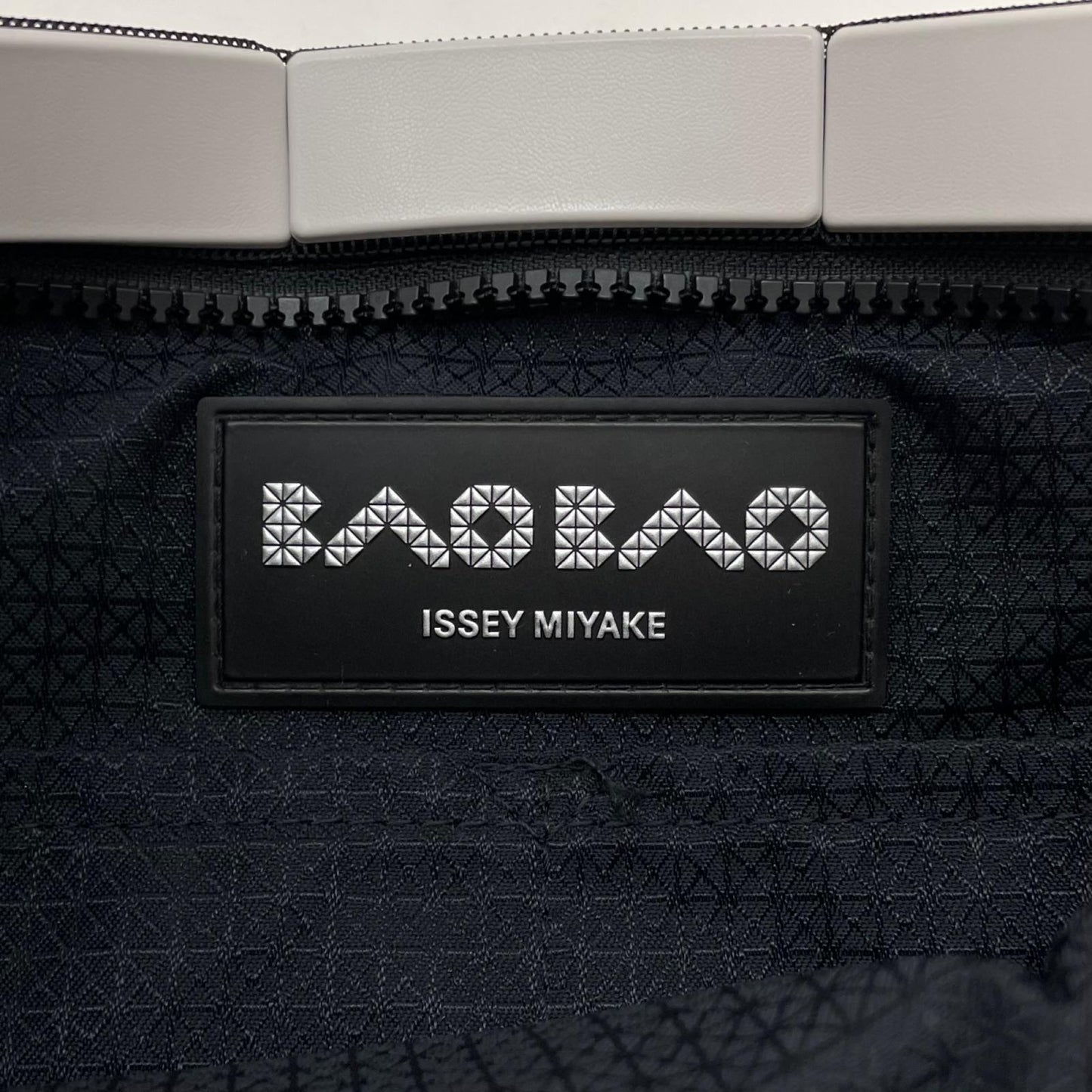 【中古】ISSEY MIYAKE | イッセイミヤケ　BAOBAO LUCENT MATTE 3×5 ショルダーバッグ BB41AG687 グレー【尾張小牧店】