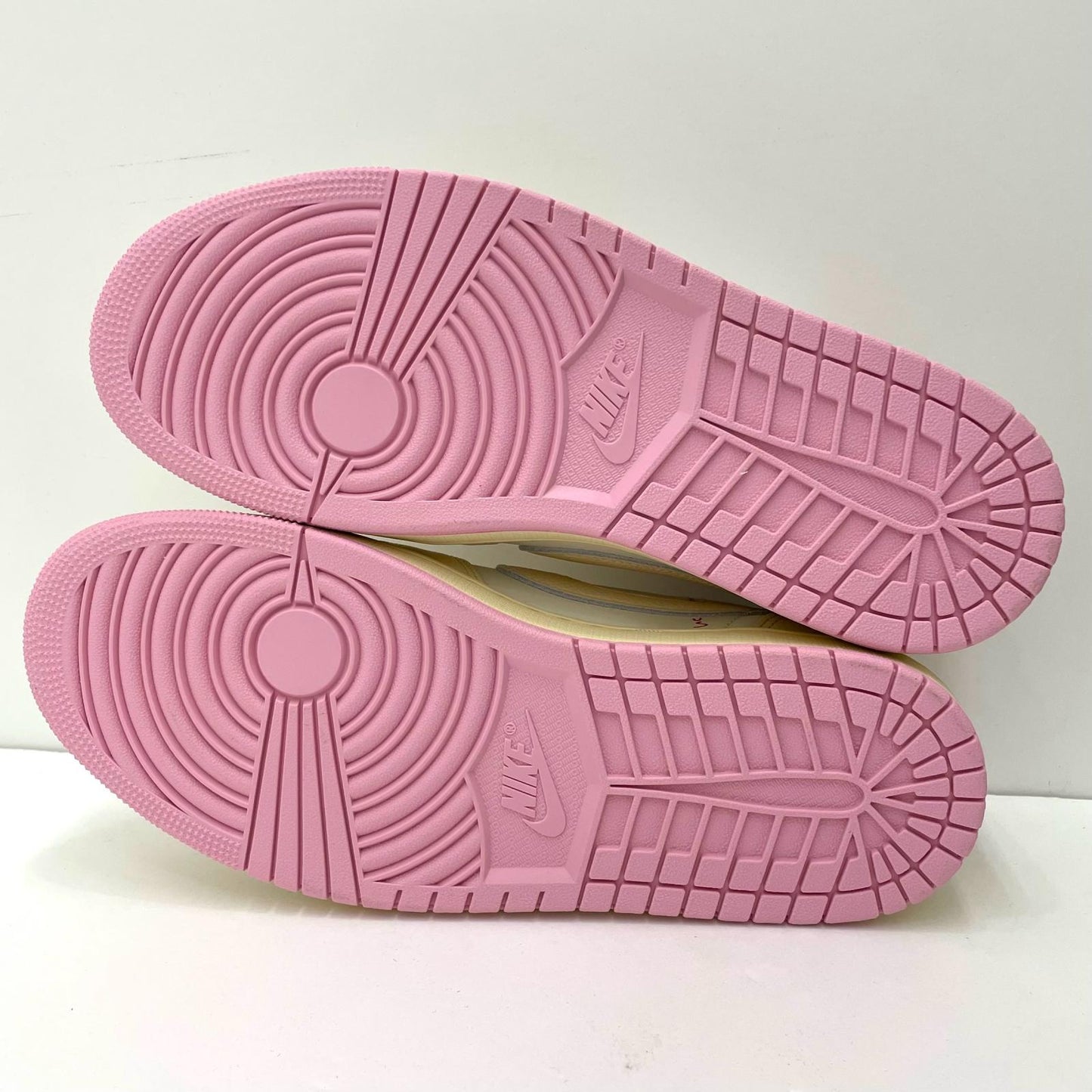 【中古】NIKE×Travis Scott | ナイキ×トラヴィススコット Air Jordan 1 Retro Low OG "Muslin/Shy Pink"　エアジョーダン1 レトロ ロー OG "モスリン/シャイピンク" スニーカー 靴　IQ7604-100 ベージュ×ホワイト×ピンク 27.5cm【尾張小牧店】