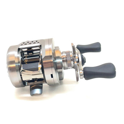 【フィッシング/釣り/釣具/リール】 【ベイトリール/右ハンドル】SHIMANO | シマノ 23カルカッタコンクエストBFS HG【尾張小牧店】