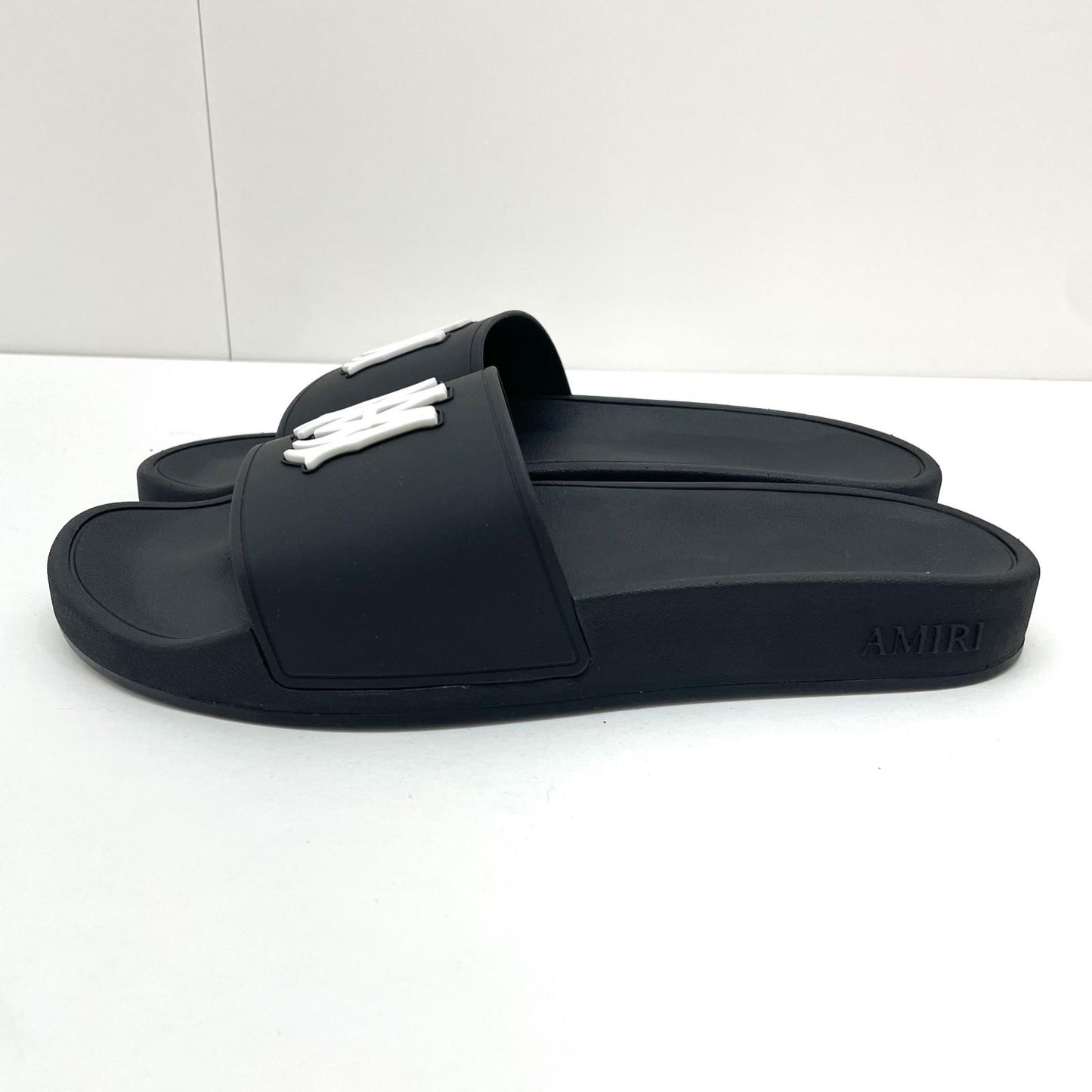 AMIRI | アミリ MA POOL SLIDE サンダル AMCSCA1014-001 ブラック【尾張小牧店】