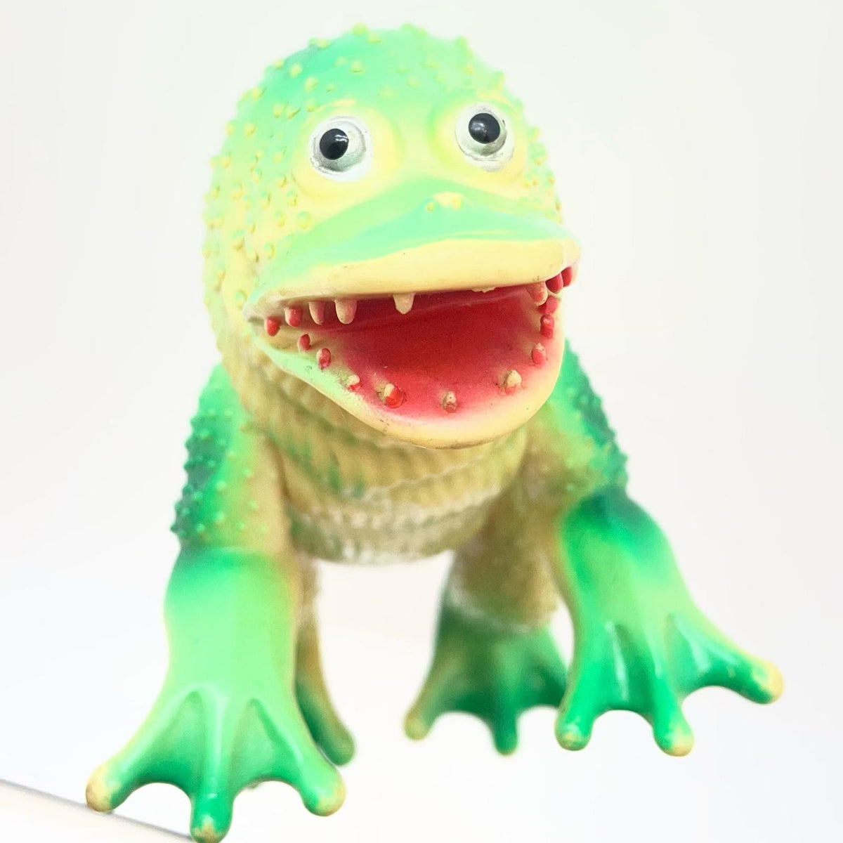 【尾張小牧店】当時物 ブルマァク 汐吹き怪獣 ガマクジラ STソフビ クリーム成型×青スプレー ウルトラマン【レトロ】【中古】