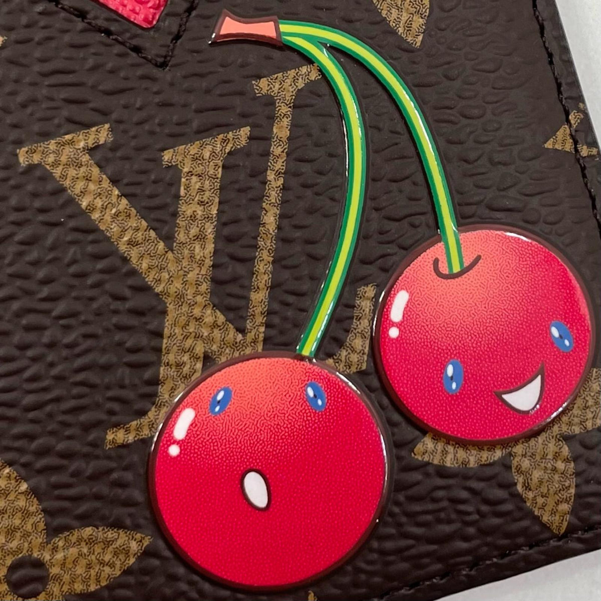【中古】LOUIS VUITTON | ルイ・ヴィトン ポルト カルト マグネット 村上隆 モノグラム カードケース スマホアクセサリー MagSafe マグセーフ M14562 ブラウン×レッド チェリーレッド【尾張小牧店】