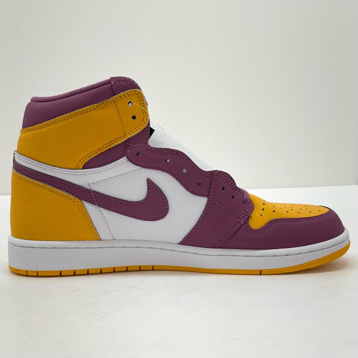 【中古】NIKE | ナイキ Air Jordan 1 High OG "Brotherhood"/エアジョーダン1 ハイ OG "ブラザーフッド"　スニーカー 靴　555088-706 ホワイト×イエロー×ピンク 30cm【尾張小牧店】【専】