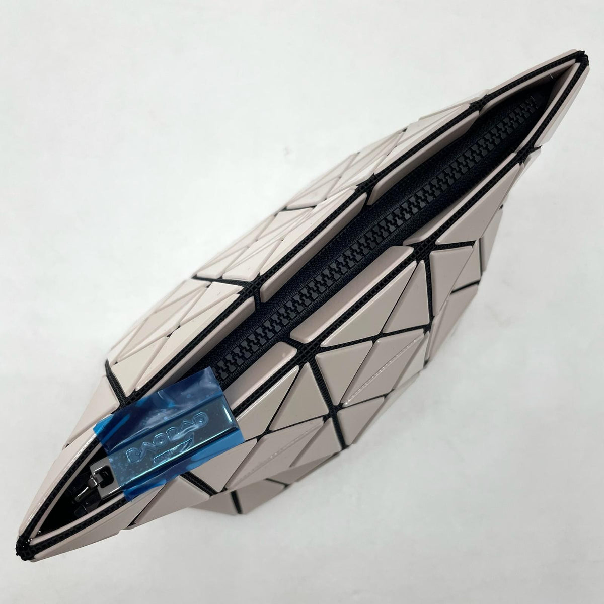 【中古】ISSEY MIYAKE | イッセイミヤケ プリズム ポーチ BB61-AG045-40 ピンク【尾張小牧店】