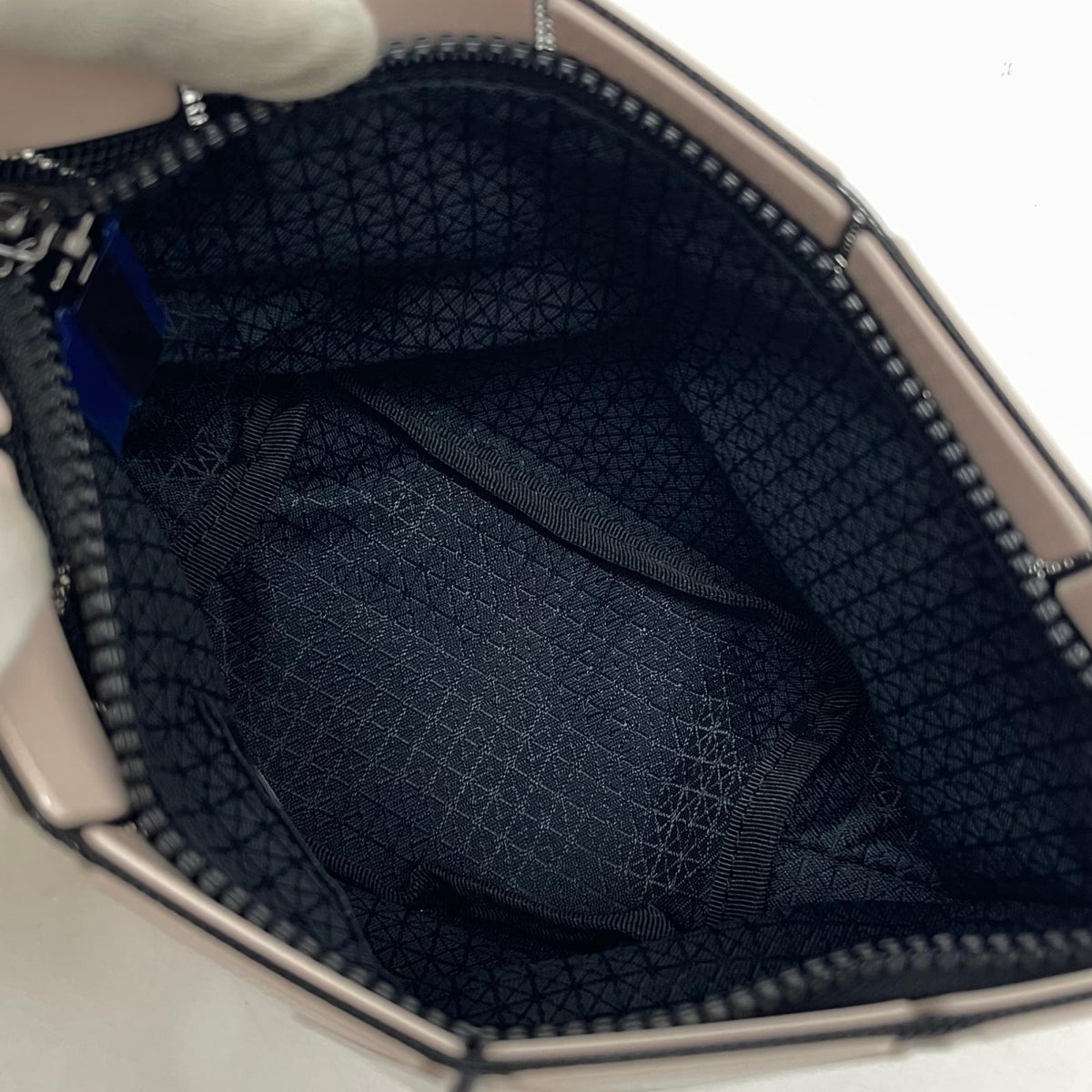 【中古】ISSEY MIYAKE | イッセイミヤケ プリズム ポーチ BB61-AG045-40 ピンク【尾張小牧店】
