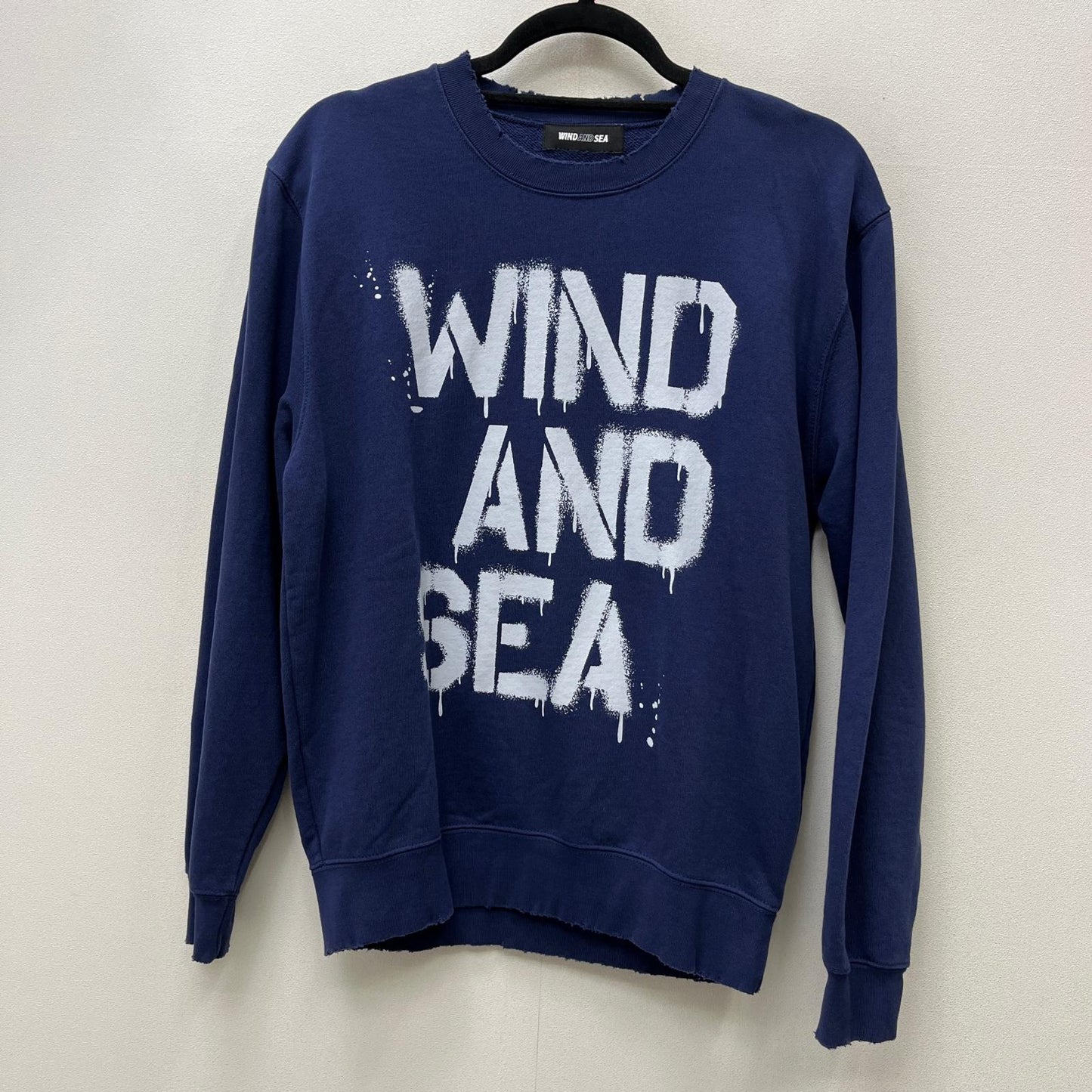 WIND AND SEA | ウィンダンシーウインダンシー SPRAY LOGO CREWNECK SWEATSHIRT スウェット WDS-O-ATTD-25-Q1-CS-03 ネイビー サイズ：S【加古川店】