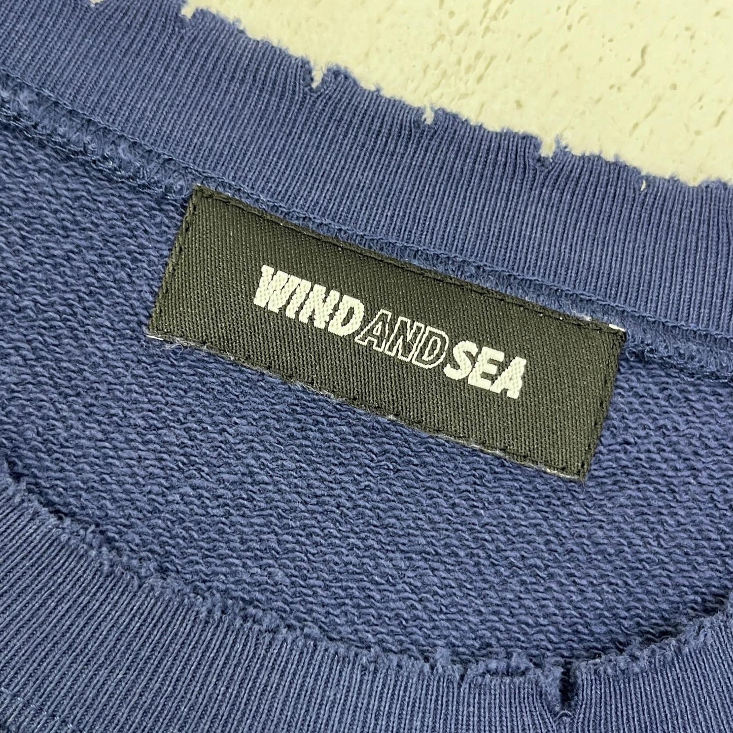 WIND AND SEA | ウィンダンシーウインダンシー SPRAY LOGO CREWNECK SWEATSHIRT スウェット WDS-O-ATTD-25-Q1-CS-03 ネイビー サイズ：S【加古川店】