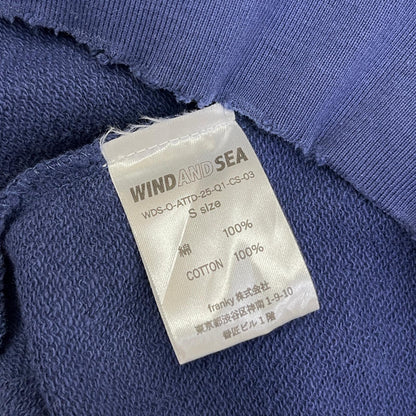 WIND AND SEA | ウィンダンシーウインダンシー SPRAY LOGO CREWNECK SWEATSHIRT スウェット WDS-O-ATTD-25-Q1-CS-03 ネイビー サイズ：S【加古川店】