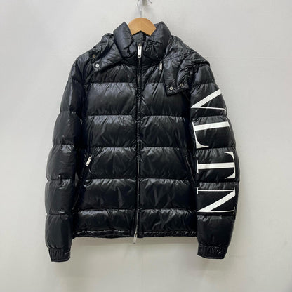 Valentino | ヴァレンチノ VLTN LOGO SLEEVE DOWN JACKET ダウンジャケット UV0CNA316SM ブラック サイズ：48【加古川店】