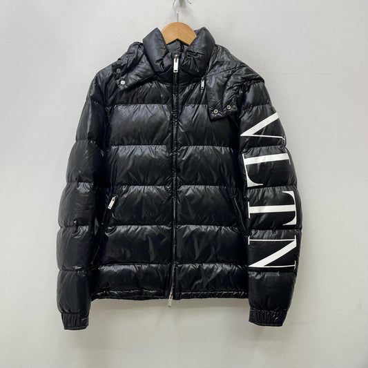 Valentino | ヴァレンチノ VLTN LOGO SLEEVE DOWN JACKET ダウンジャケット UV0CNA316SM ブラック サイズ：48【加古川店】