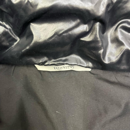 Valentino | ヴァレンチノ VLTN LOGO SLEEVE DOWN JACKET ダウンジャケット UV0CNA316SM ブラック サイズ：48【加古川店】