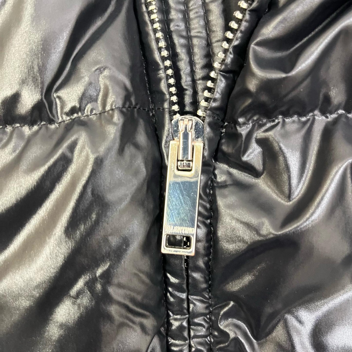 Valentino | ヴァレンチノ VLTN LOGO SLEEVE DOWN JACKET ダウンジャケット UV0CNA316SM ブラック サイズ：48【加古川店】