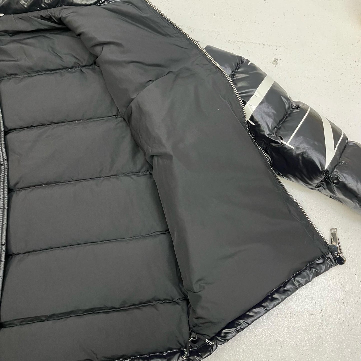 Valentino | ヴァレンチノ VLTN LOGO SLEEVE DOWN JACKET ダウンジャケット UV0CNA316SM ブラック サイズ：48【加古川店】