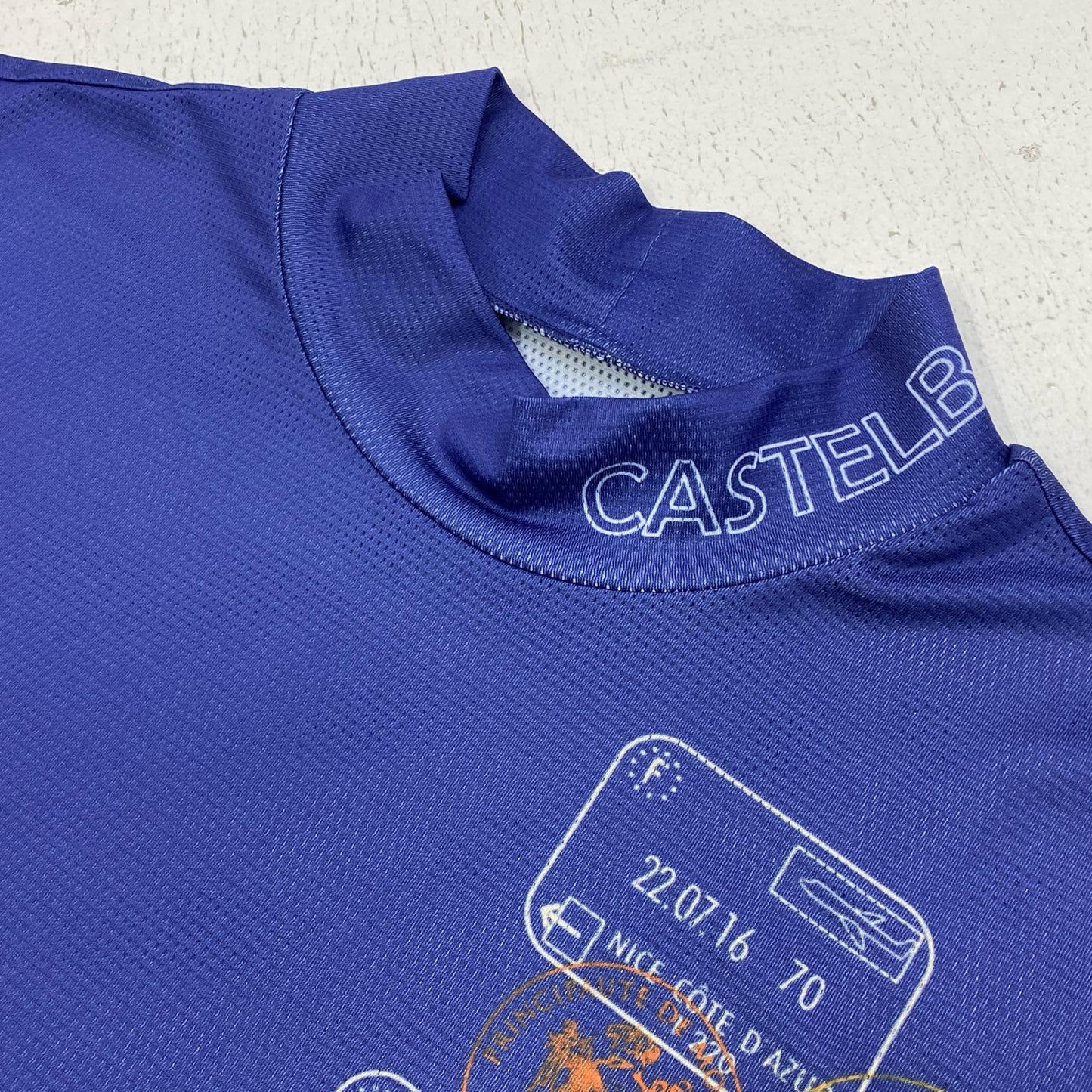 CASTEL BAJAC | カステルバジャック トラベル柄昇華転写モックネック半袖Tシャツ 半袖Ｔシャツ 7235172102 ブルー サイズ：48【加古川店】
