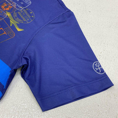 CASTEL BAJAC | カステルバジャック トラベル柄昇華転写モックネック半袖Tシャツ 半袖Ｔシャツ 7235172102 ブルー サイズ：48【加古川店】