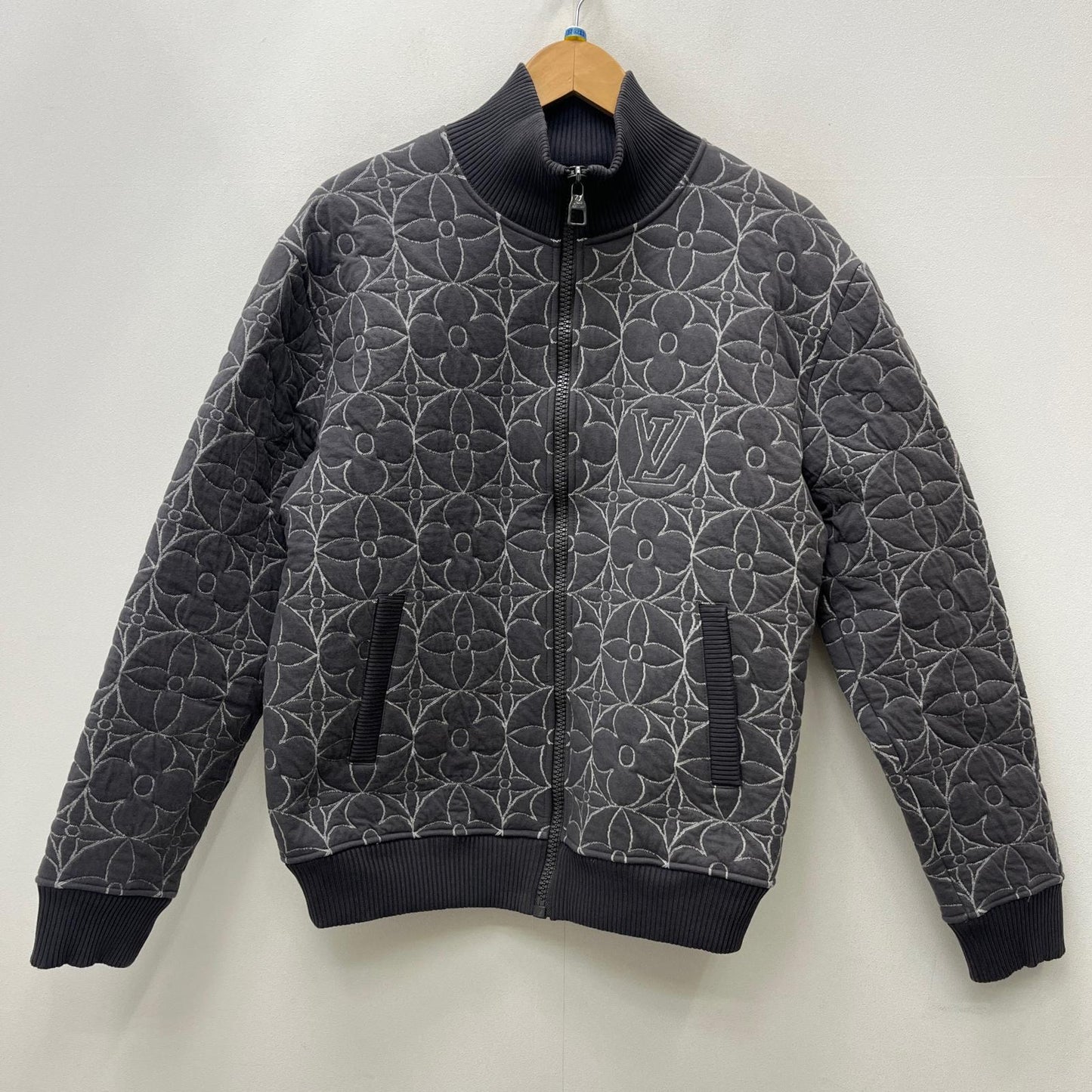 LOUIS VUITTON | ルイ・ヴィトン ジップスルーモノグラムフラワー ブルゾン RM212Q ZMD HLY40W グレー サイズ：L【加古川店】