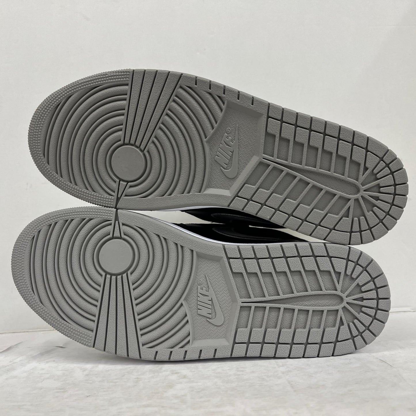 NIKE | ナイキ WMNS Air Jordan 1 Retro High OG スニーカー fd4810-010 グレー【加古川店】