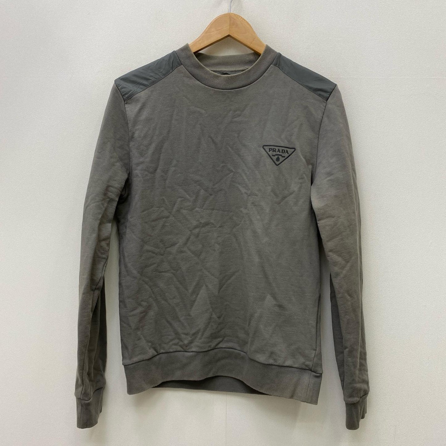 PRADA | プラダ ﾄﾗｲｱﾝｸﾞﾙﾛｺﾞﾌﾟﾚｰﾄ スウェット UJL21A R212 カーキ サイズ：S【加古川店】