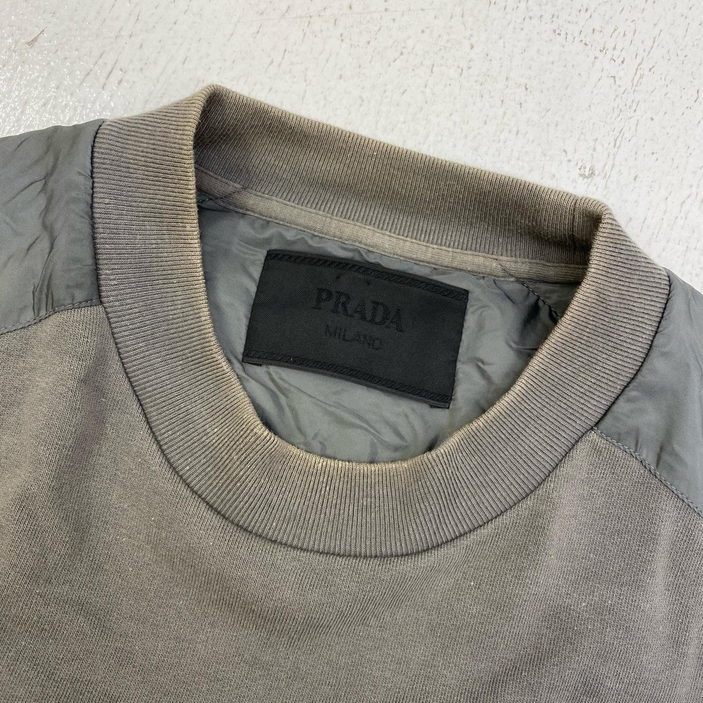 PRADA | プラダ ﾄﾗｲｱﾝｸﾞﾙﾛｺﾞﾌﾟﾚｰﾄ スウェット UJL21A R212 カーキ サイズ：S【加古川店】