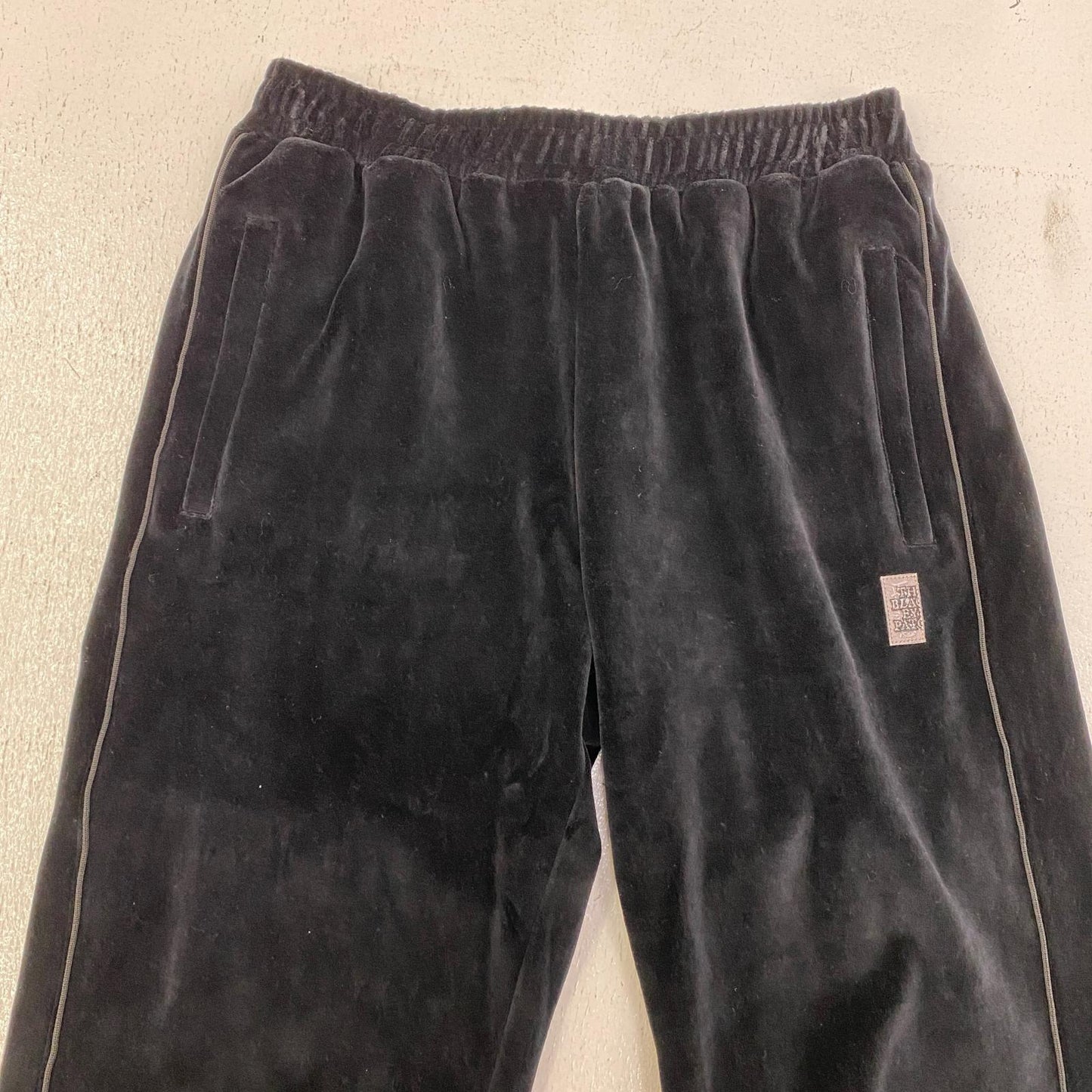 BlackEyePatch | ブラックアイパッチ HWC VELOUR TRACK PANTS パンツ BEPFW25PA17 ブラック サイズ：M【加古川店】