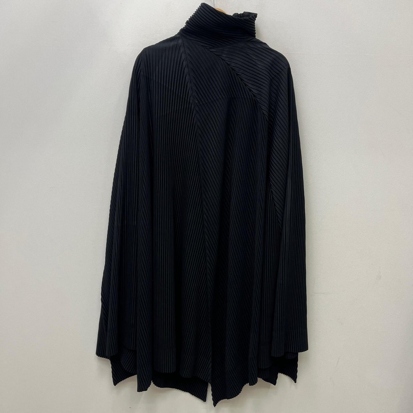 ISSEY MIYAKE | イッセイミヤケ プリーツポンチョコート その他アウター HP33JA381 ブラック【加古川店】