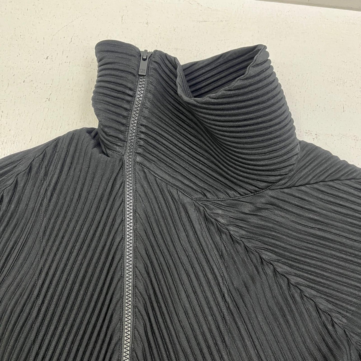 ISSEY MIYAKE | イッセイミヤケ プリーツポンチョコート その他アウター HP33JA381 ブラック【加古川店】