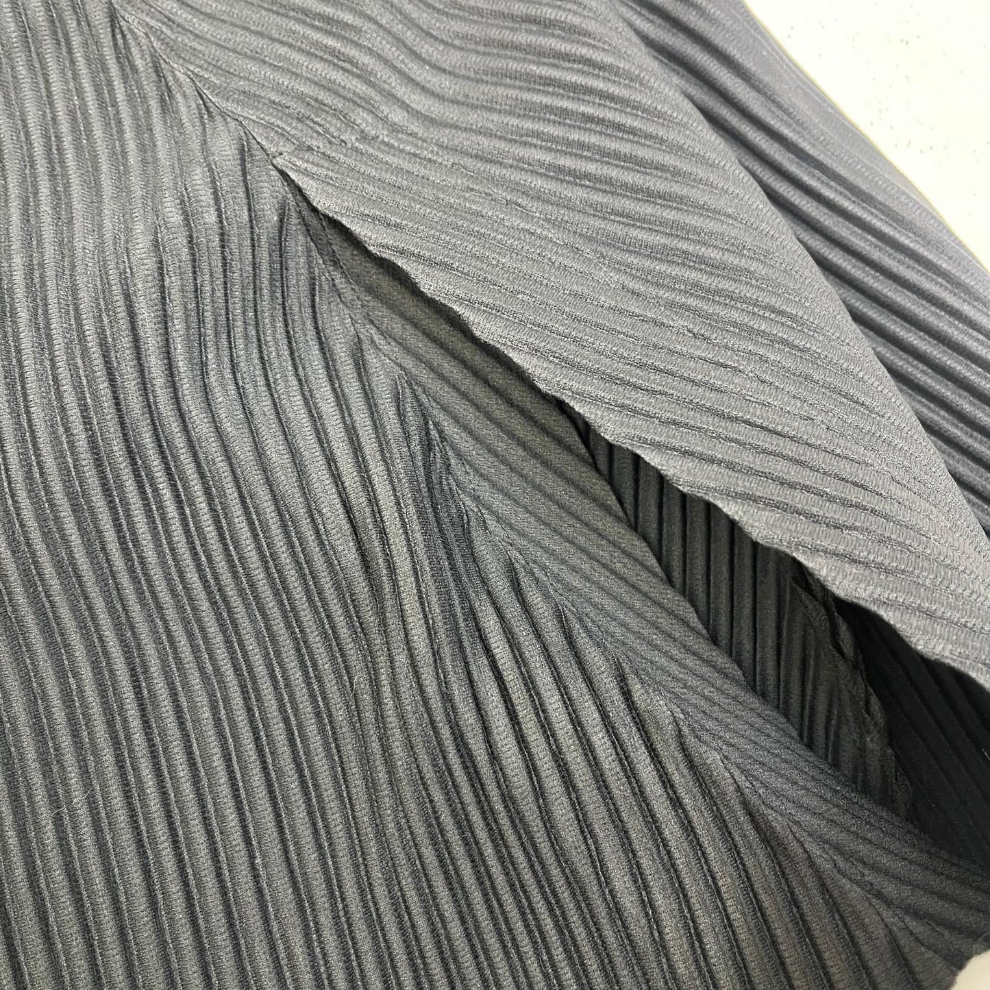 ISSEY MIYAKE | イッセイミヤケ プリーツポンチョコート その他アウター HP33JA381 ブラック【加古川店】