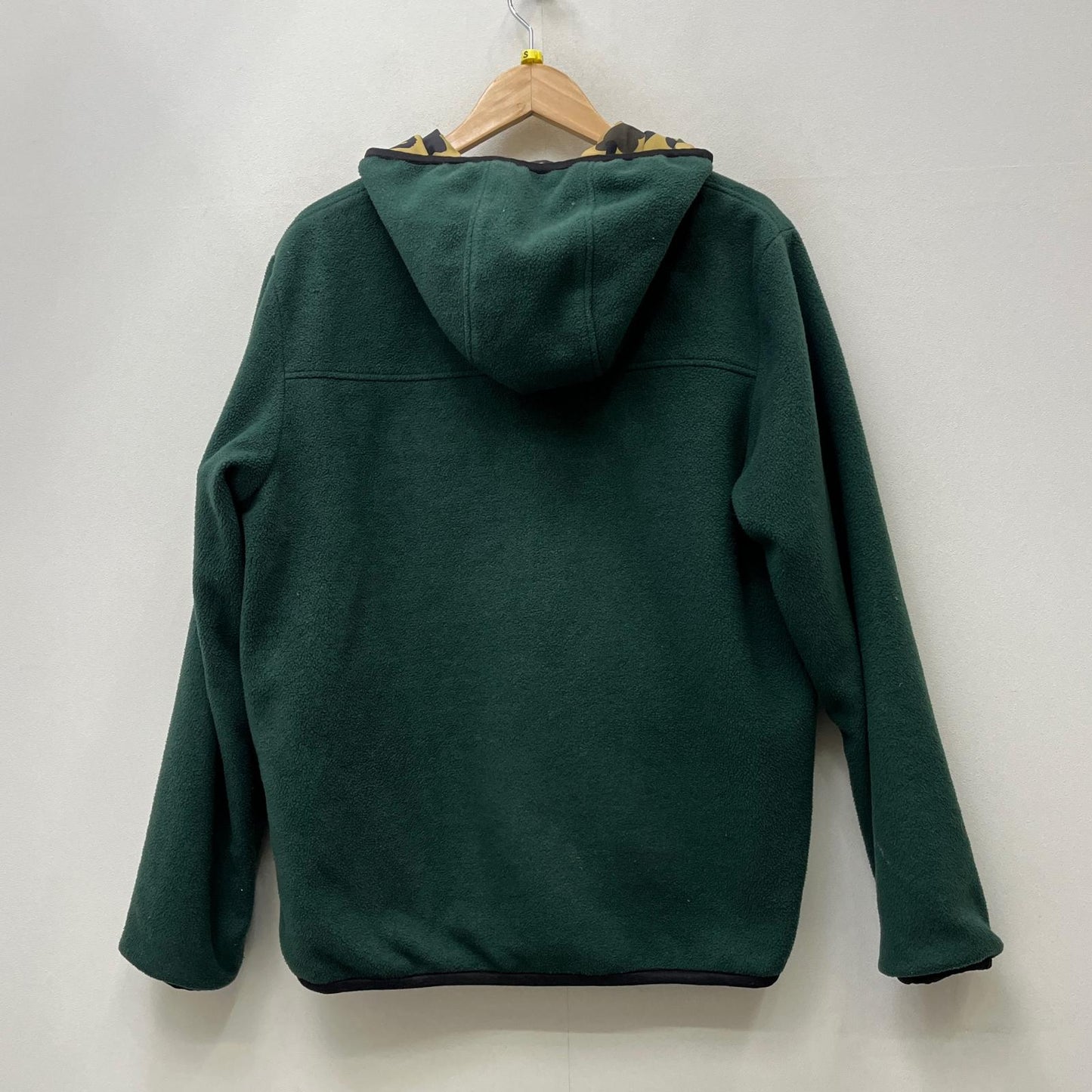 【中古】A BATHING APE | アベイシングエイプ ﾘﾊﾞｰｼﾌﾞﾙ ﾅｲﾛﾝ ﾌﾘｰｽ ｼﾞｬｹｯﾄ その他トップス 001hj701027x カモ サイズ：M【加古川店】