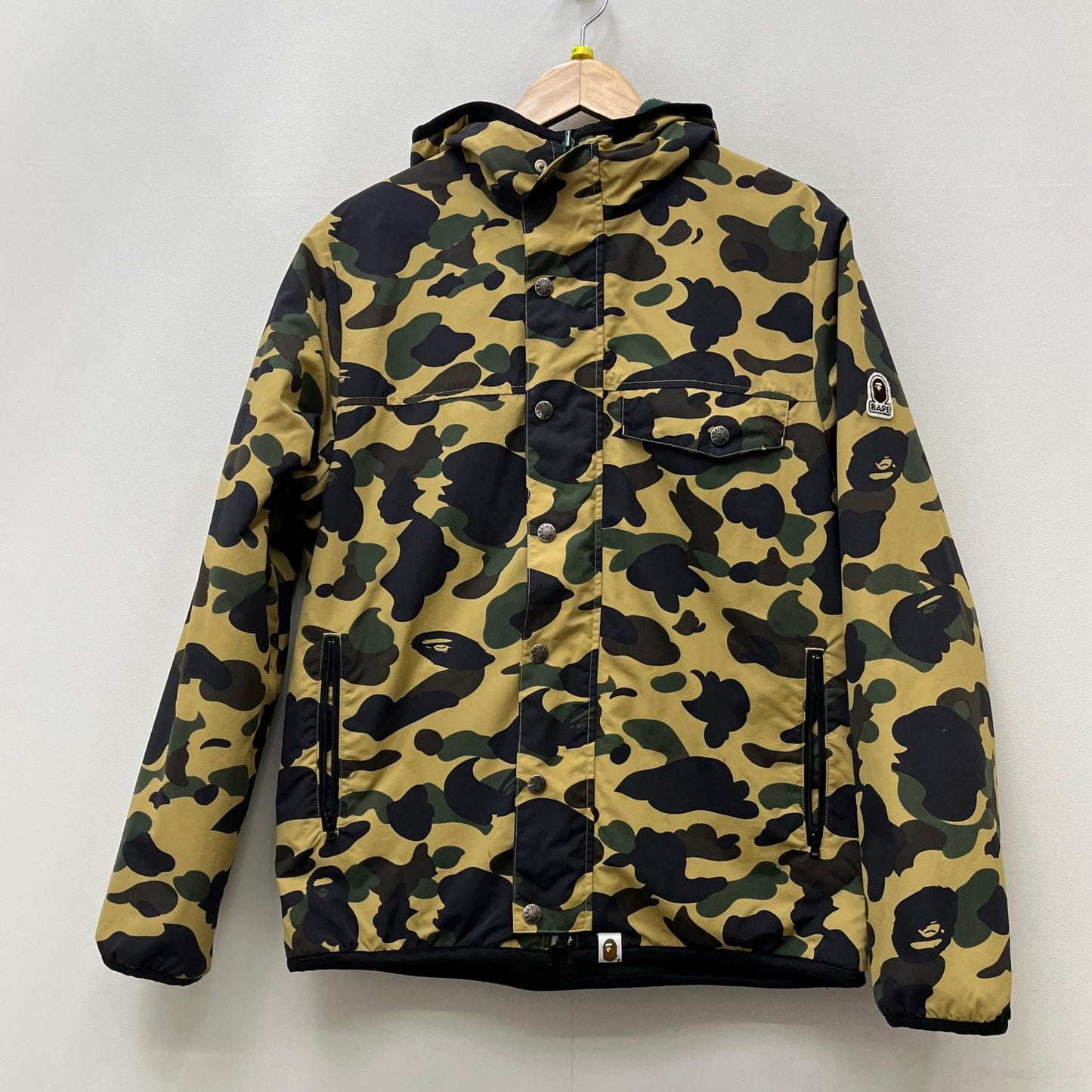 【中古】A BATHING APE | アベイシングエイプ ﾘﾊﾞｰｼﾌﾞﾙ ﾅｲﾛﾝ ﾌﾘｰｽ ｼﾞｬｹｯﾄ その他トップス 001hj701027x カモ サイズ：M【加古川店】