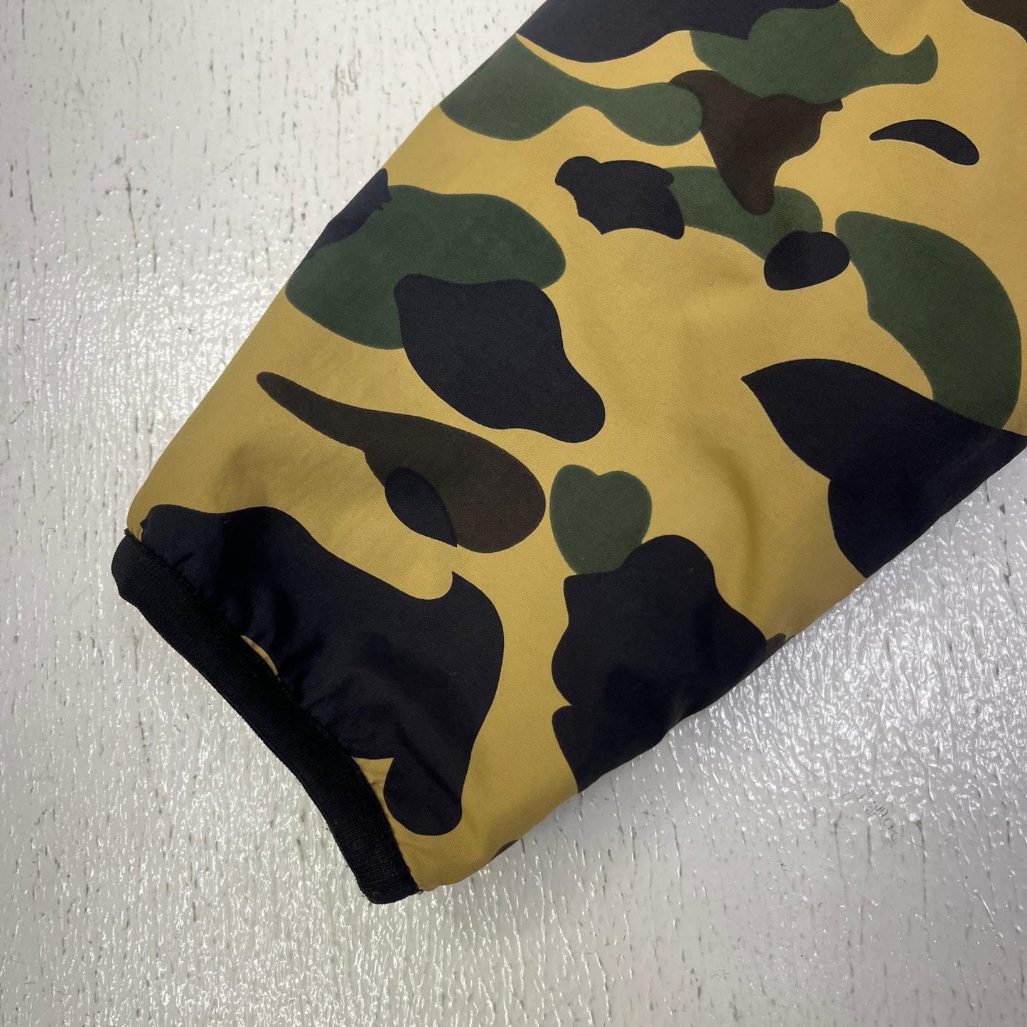 【中古】A BATHING APE | アベイシングエイプ ﾘﾊﾞｰｼﾌﾞﾙ ﾅｲﾛﾝ ﾌﾘｰｽ ｼﾞｬｹｯﾄ その他トップス 001hj701027x カモ サイズ：M【加古川店】