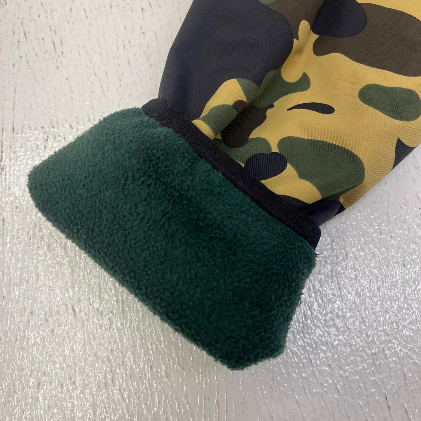 【中古】A BATHING APE | アベイシングエイプ ﾘﾊﾞｰｼﾌﾞﾙ ﾅｲﾛﾝ ﾌﾘｰｽ ｼﾞｬｹｯﾄ その他トップス 001hj701027x カモ サイズ：M【加古川店】