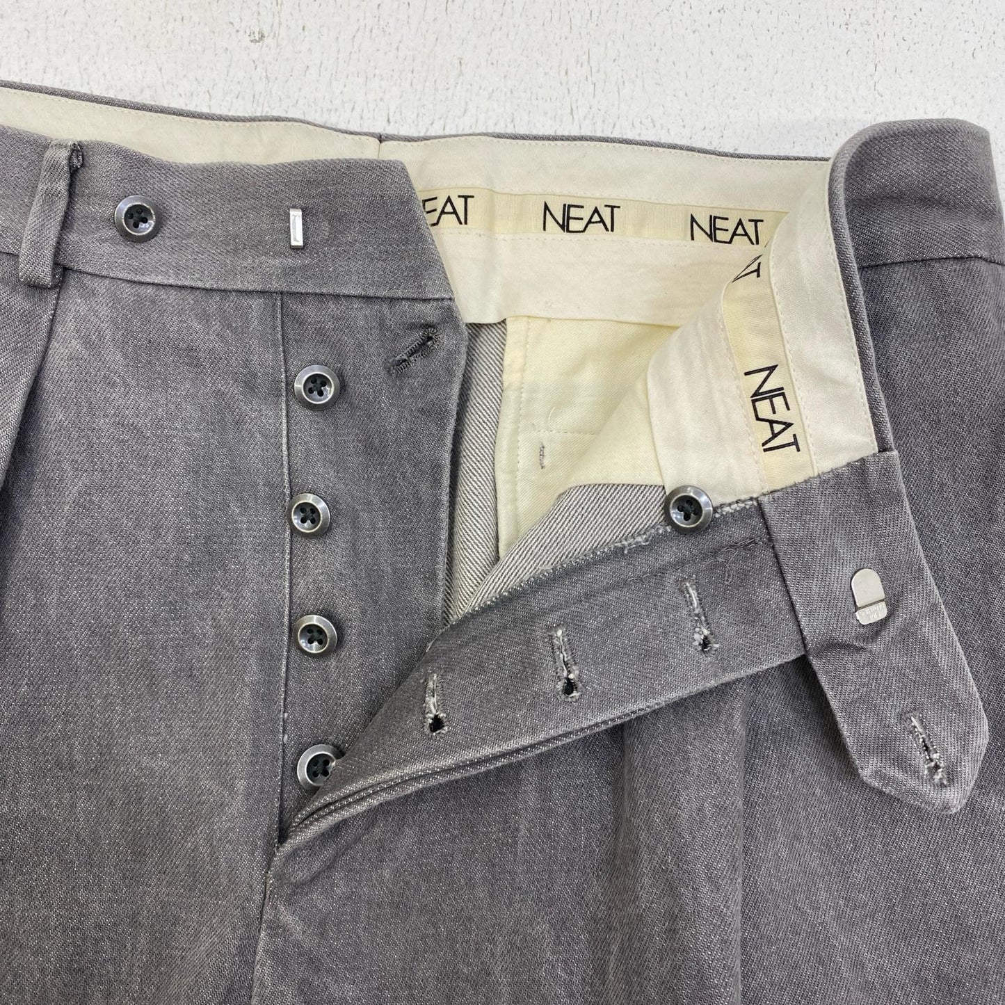 【中古】NEAT | ニート ツータックデニムスラックス その他ボトムス グレー サイズ：50【加古川店】