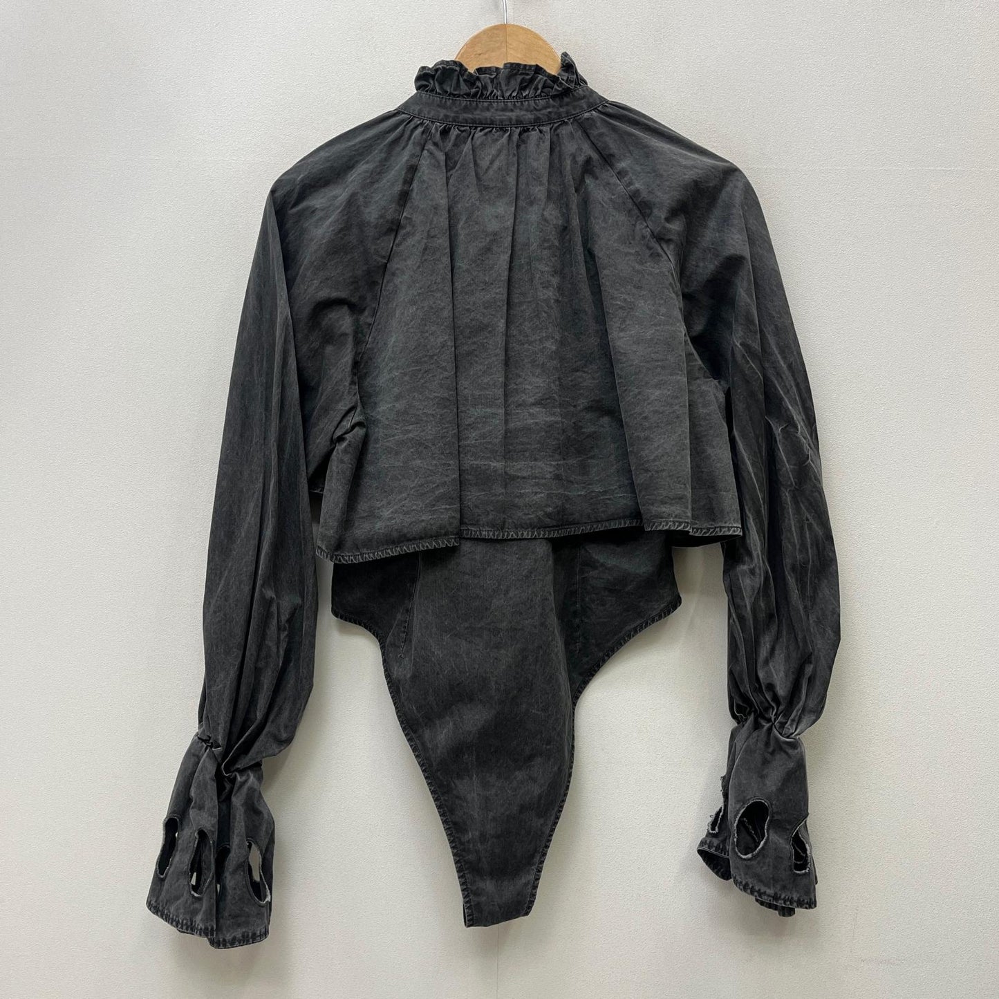【中古】MAISON SPECIAL | メゾンスペシャル Ruffle Shirt Bodysuit ブラウス チャコールグレー サイズ：FreeSize【加古川店】