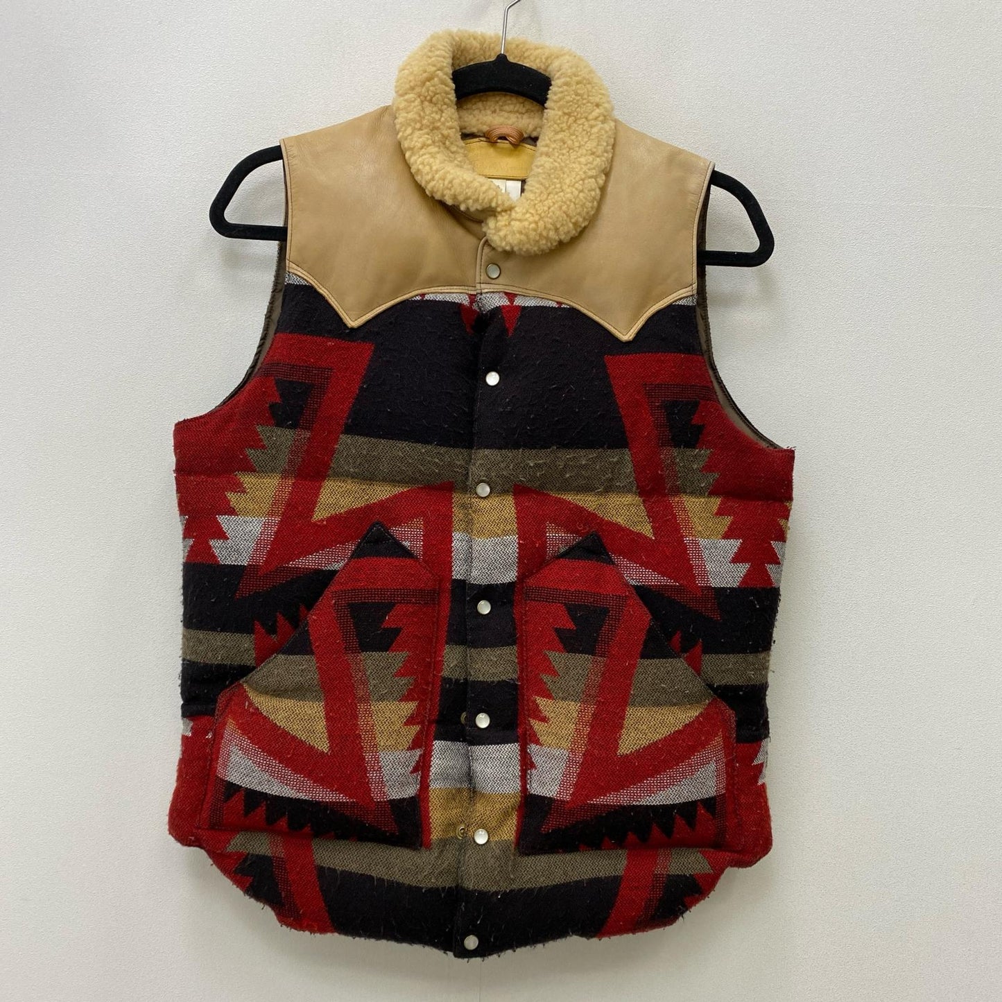 【中古】Rocky Mountain FeatherBed | ロッキーマウンテンフェザーベッド ネイティブ柄 ダウンベスト ダウンベスト サイズ：36【加古川店】