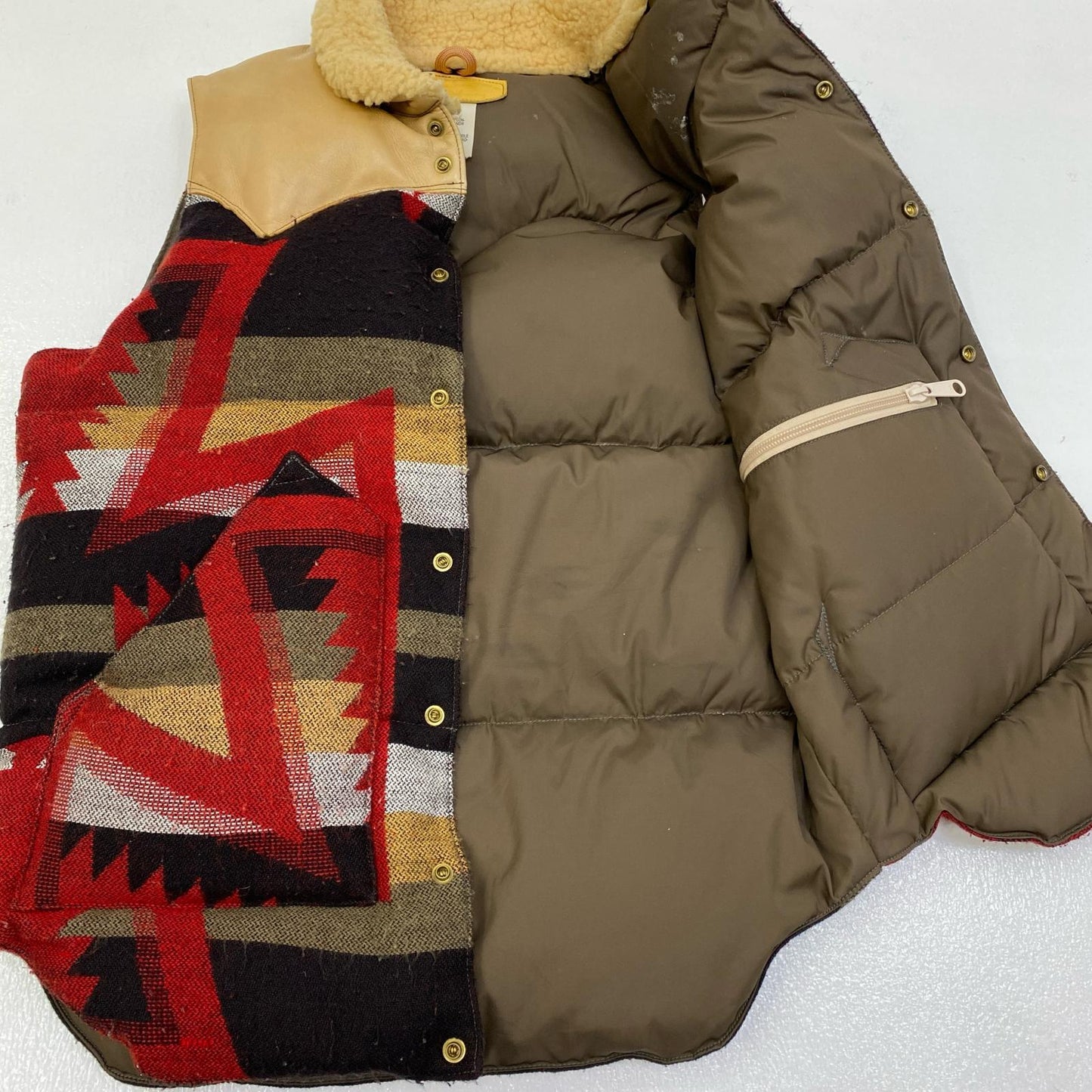 【中古】Rocky Mountain FeatherBed | ロッキーマウンテンフェザーベッド ネイティブ柄 ダウンベスト ダウンベスト サイズ：36【加古川店】