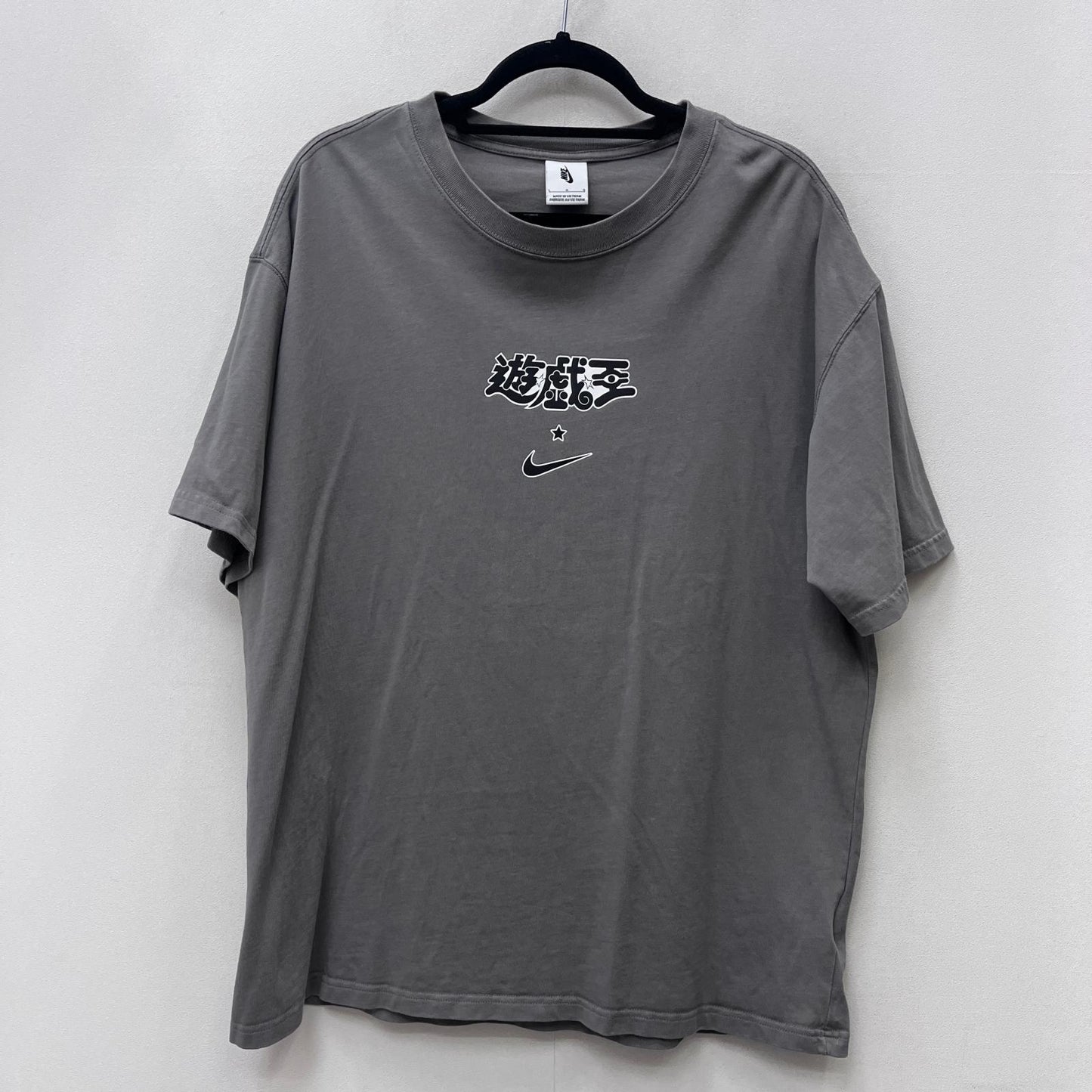 【中古】NIKE | ナイキ Yu-Gi-Oh x Nike Solo Swoosh Tee QS 半袖Ｔシャツ io7985-029 グレー サイズ：L【加古川店】
