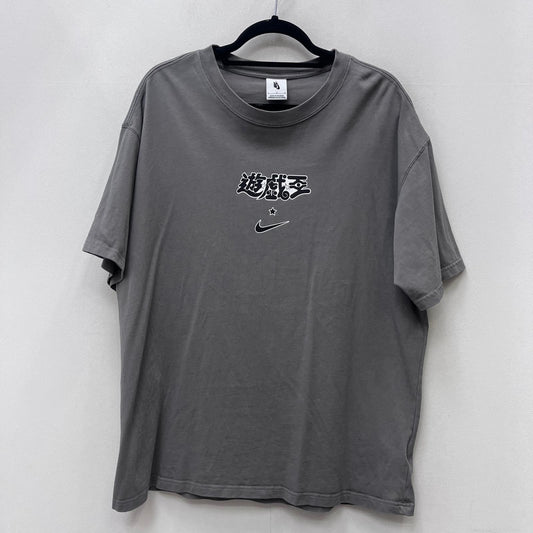 【中古】NIKE | ナイキ Yu-Gi-Oh x Nike Solo Swoosh Tee QS 半袖Ｔシャツ io7985-029 グレー サイズ：L【加古川店】