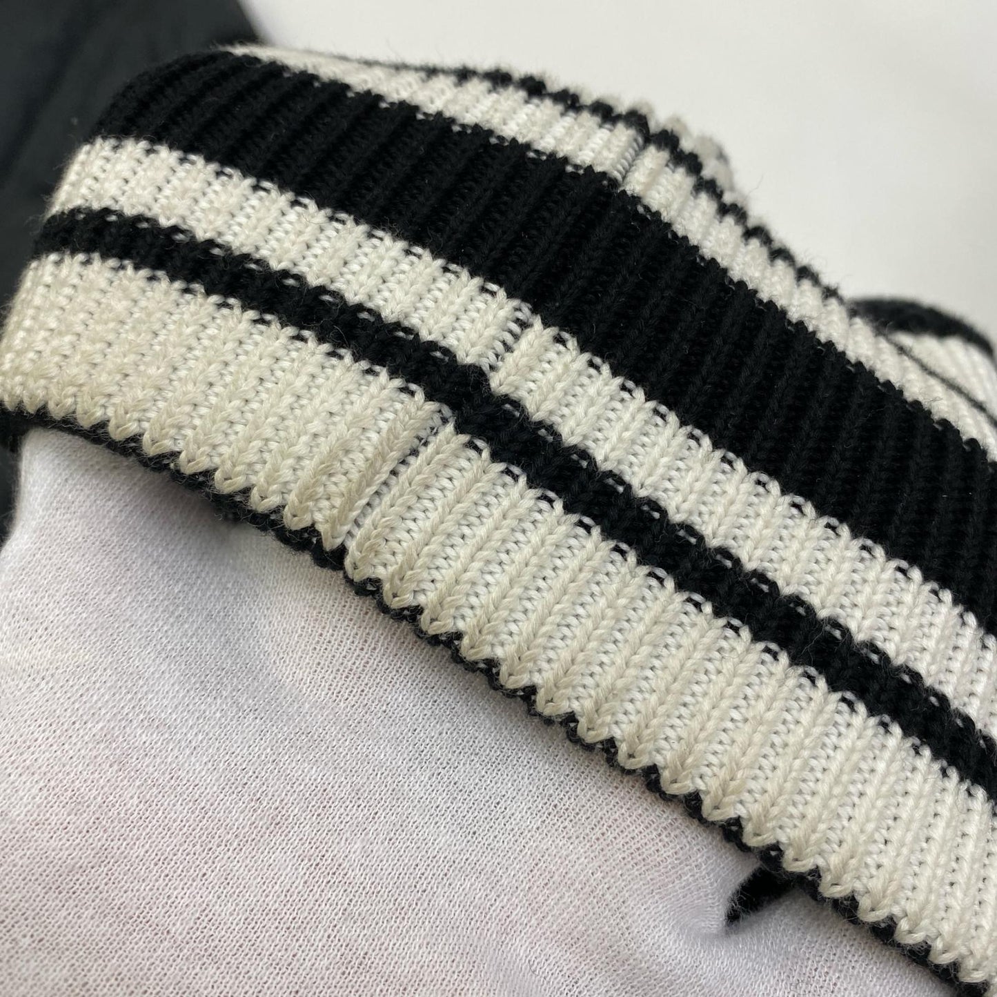 【中古】MONCLER | モンクレール CARDIGAN TRICOT その他アウター K10919B00015 ブラック サイズ：XL【加古川店】