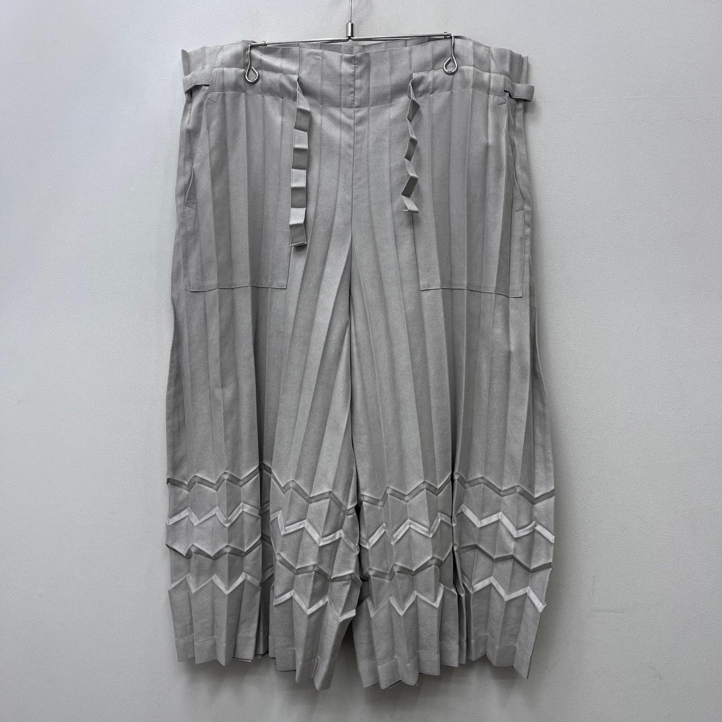 【中古】ISSEY MIYAKE | イッセイミヤケ UBE PLEATS BOTTOMS パンツ MI33FF672 グレー【加古川店】